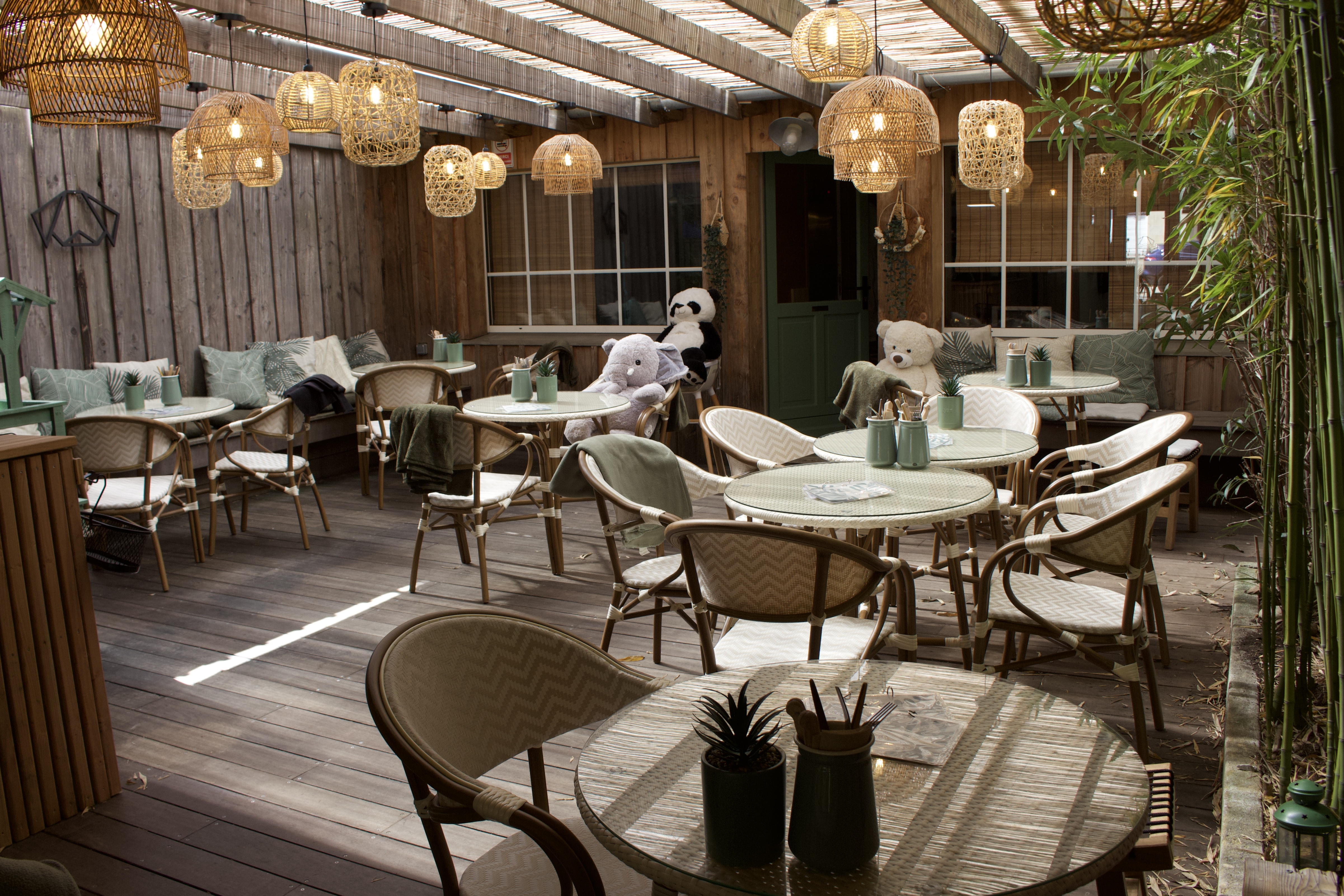 La Loggia chez UTOPY Cafe, un espace couvert et ombrage