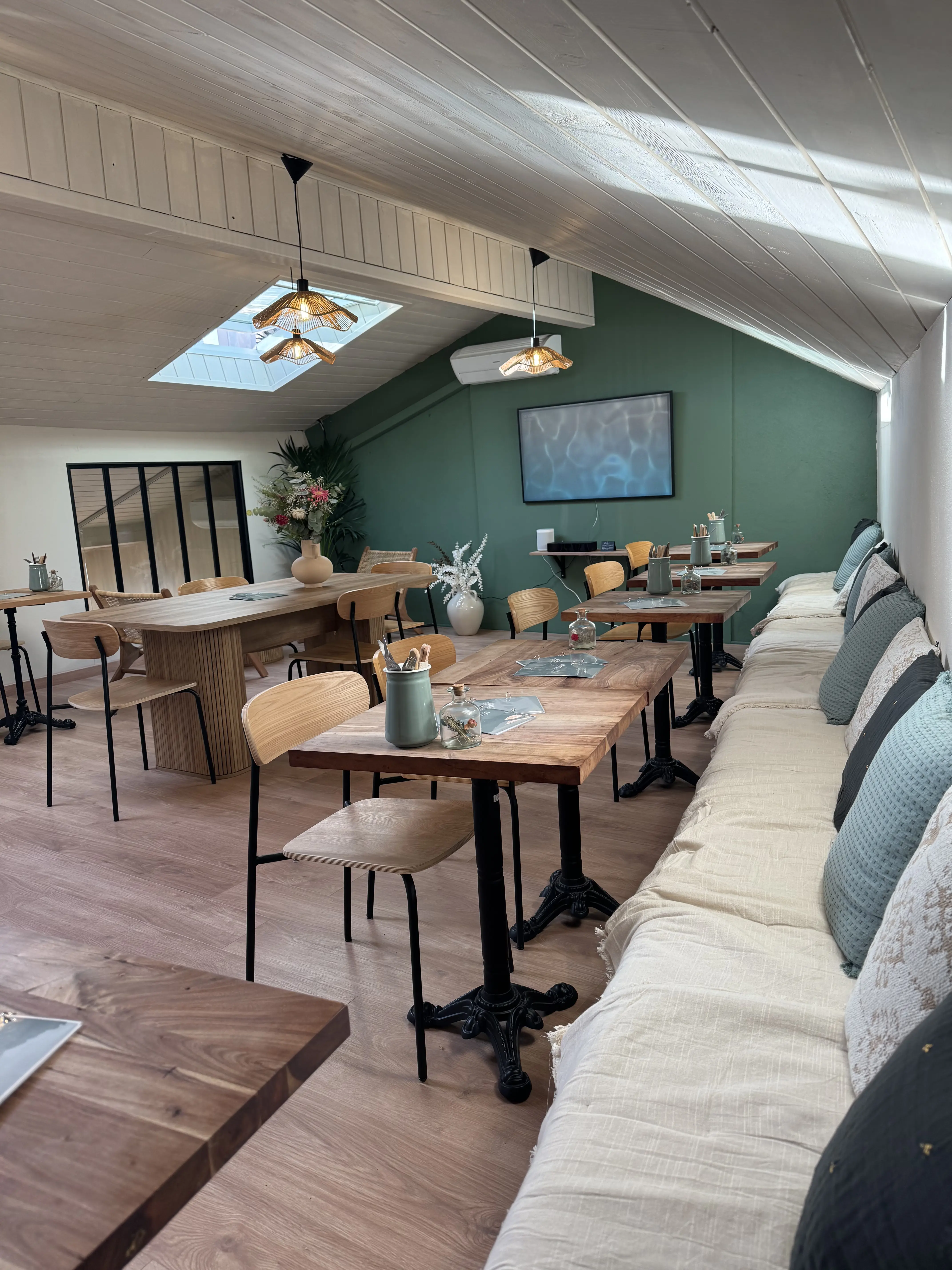 Espace de travail convivial chez Utopy Workspace avec tables et lumière naturelle